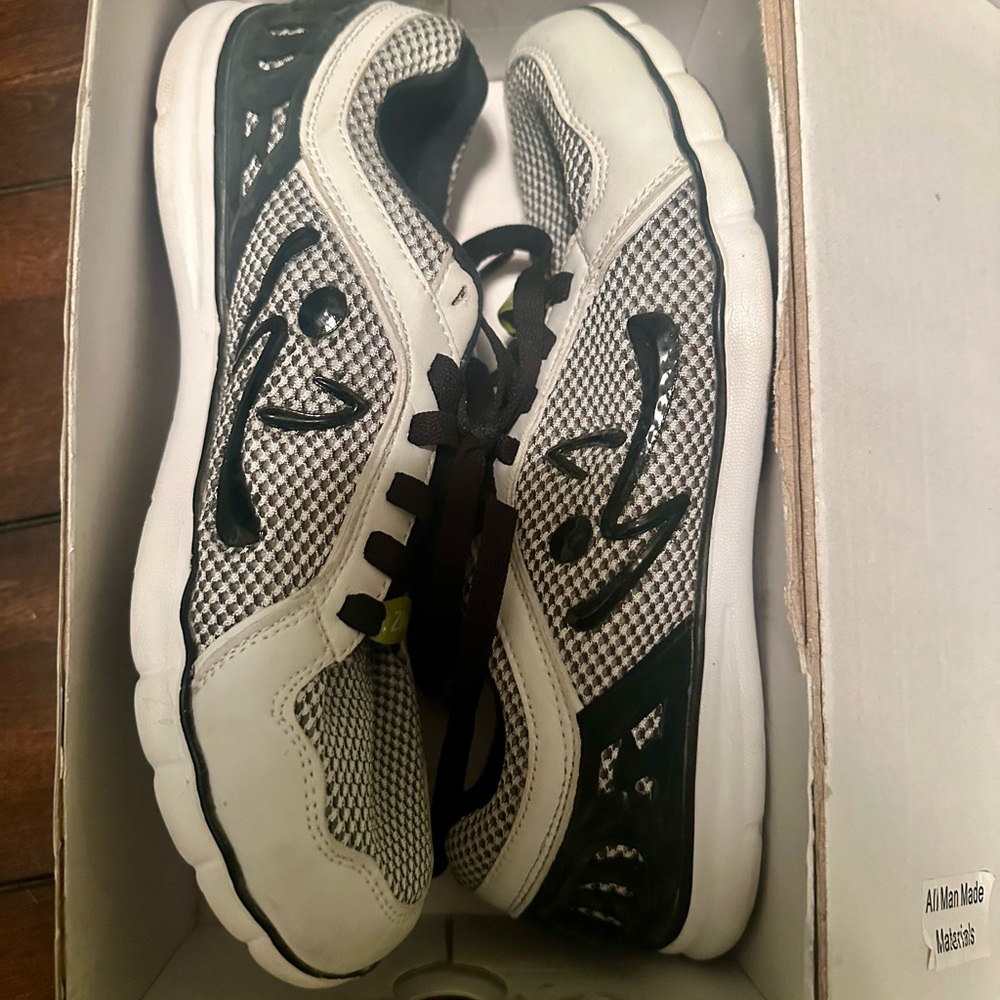 Zumba shoes size 7W